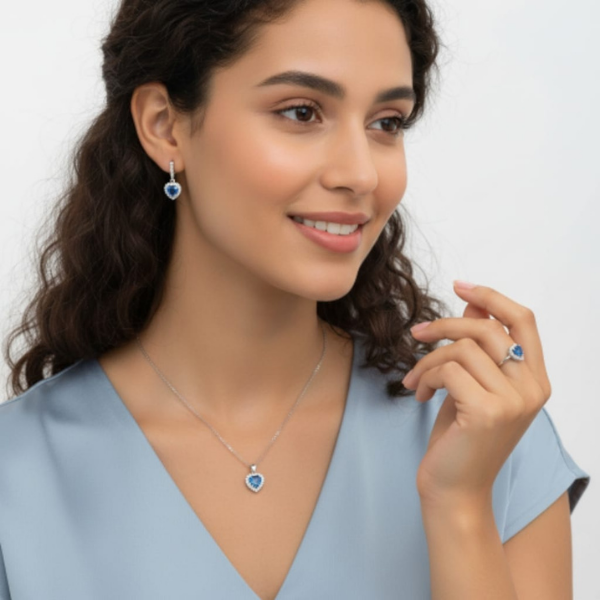 Kalbin Işıltısı: Mavi Safir Taşlı Kalp Şeklinde Takı Seti (Kolye, Küpe, Yüzük)